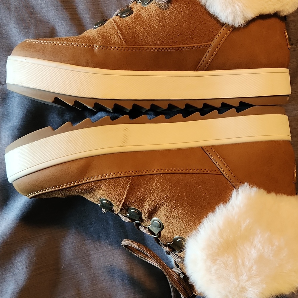 Kookaburra tan boots with fur trim - Picture 3 of 6